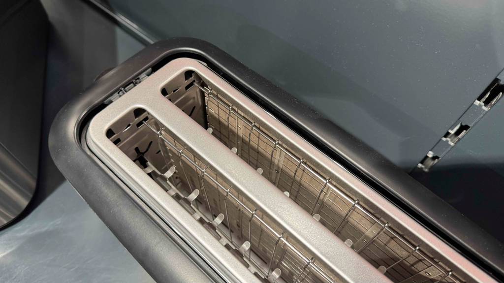 Ansicht von oben auf den getesteten Doppel-Langschlitztoaster aus Edelstahl.