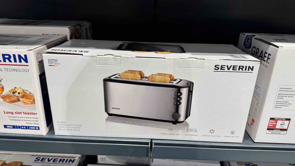 Doppel-Langschlitztoaster-Test: Ansicht des Produktkartons, der auf einem Verkaufsregal steht.