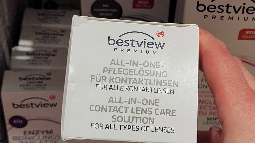 Der geschlossene Deckel der Verpackung von getesteten Kontaktlinsen-Pflegemittel.
