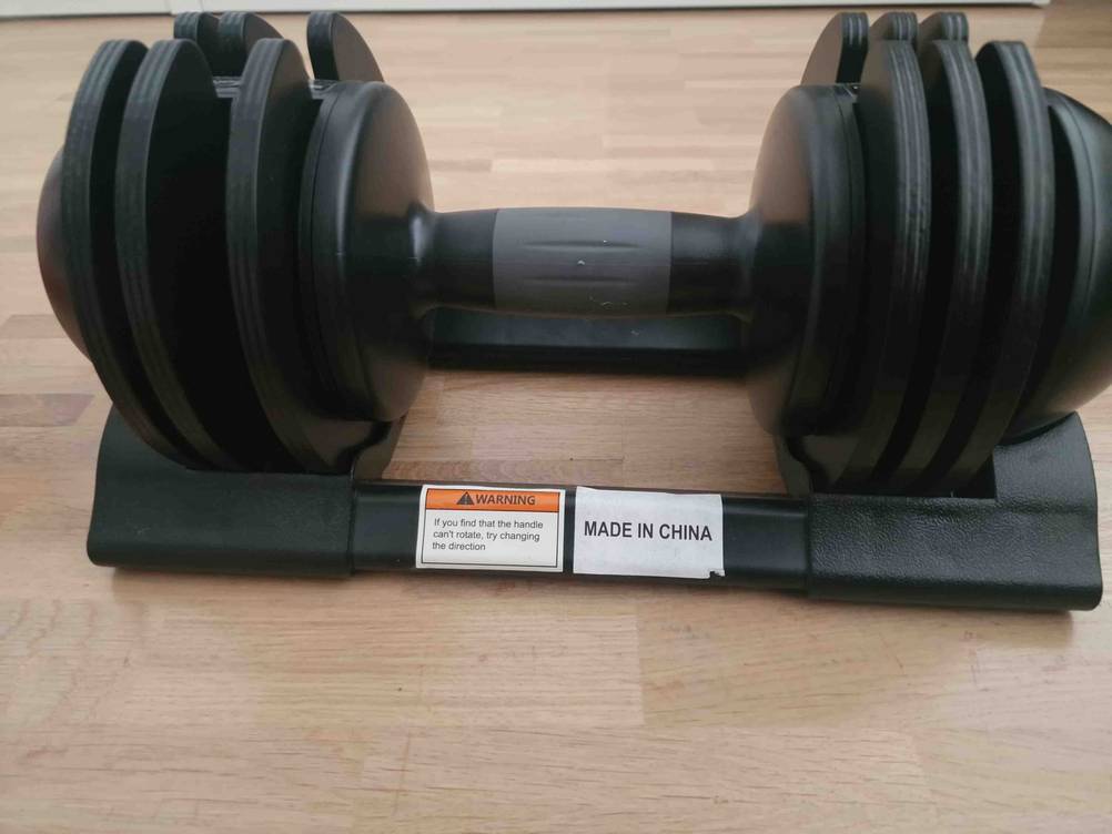 Im Test: Eine Kurzhantel liegt auf einer Holzoberfläche.