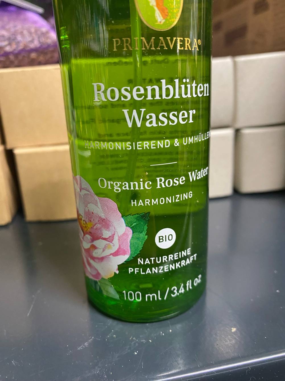 Rosenwasser getestet: Nahaufnahme des Aufdrucks mit Logo.