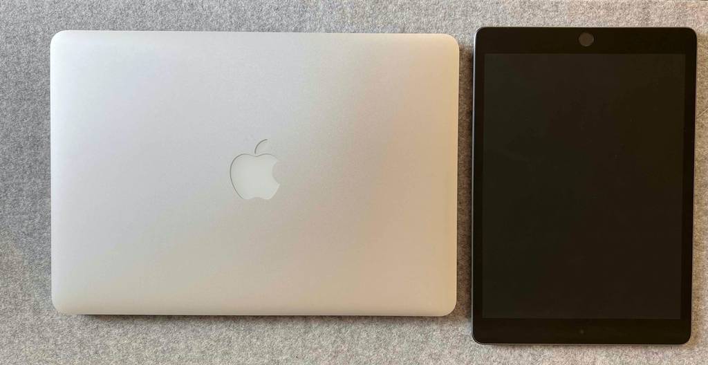 Apple MacBook im Test: Zugeklappter Rechner neben einem IPad.