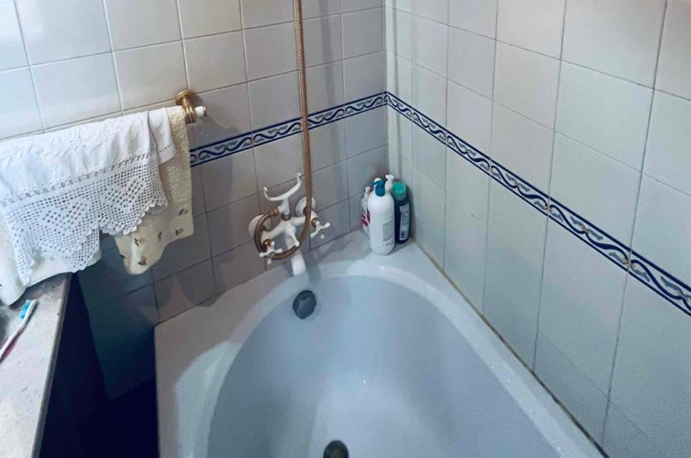 Im Test: Eine Duschwanne mit Duscharmatur.