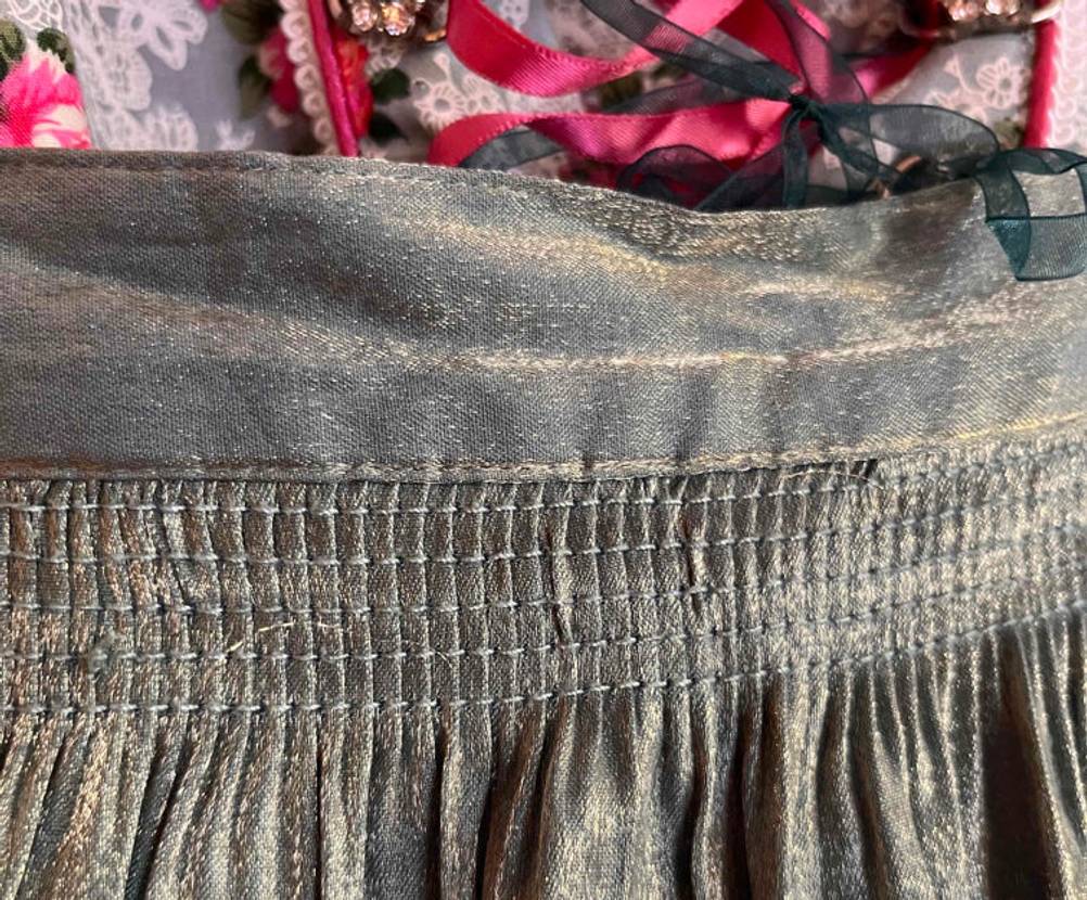 Dirndl-Test: der Bund des Rocks eines Dirndls im Fokus.