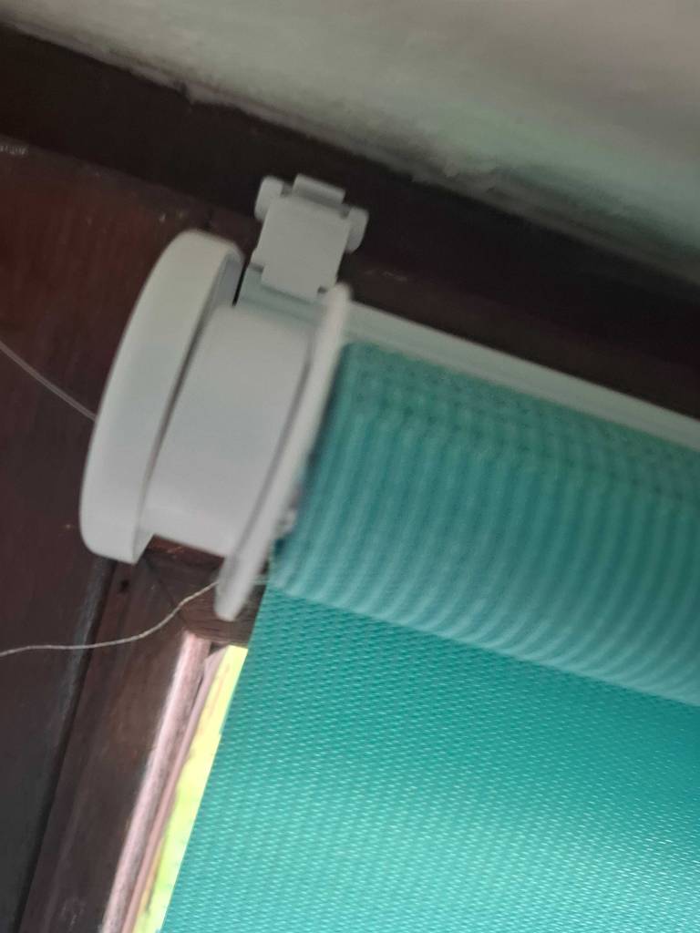 Ansicht der Aufhängevorrichtung eines getesteten Verdunkelungsrollos in Grün.