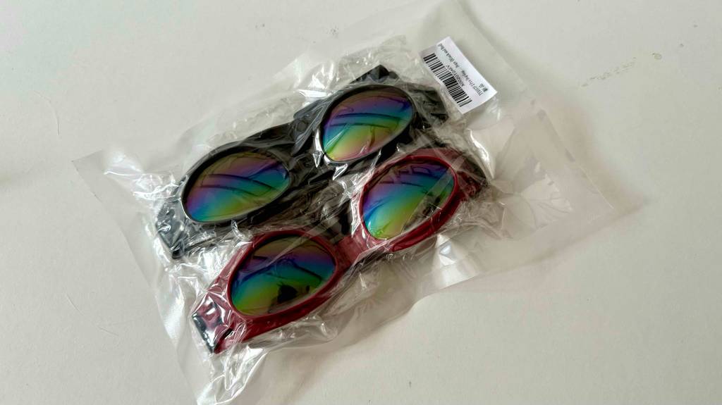 Hundebrille im Test: zwei Hundebrillen befinden sich in einer durchsichtigen Verpackung.