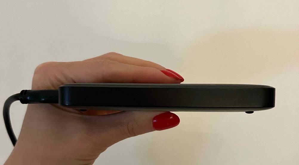 Externe-Festplatte-1tb getestet: eine schwarze externe Festplatte wird in der Hand gehalten.
