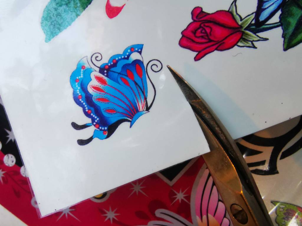 Kindertattoos-Test: Ein Motiv wird ausgeschnitten.