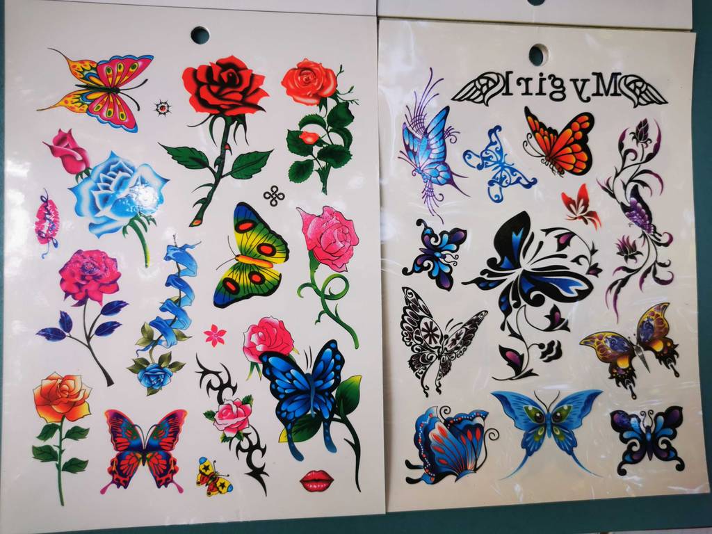 Im Test: Blick auf mehrere Kindertattoos im Schmetterlingsdesign.