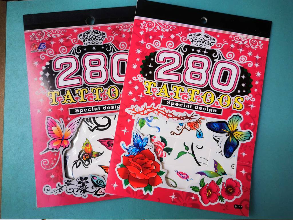 Kindertattoos im Test: 2 Block-Sets liegen nebeneinander.