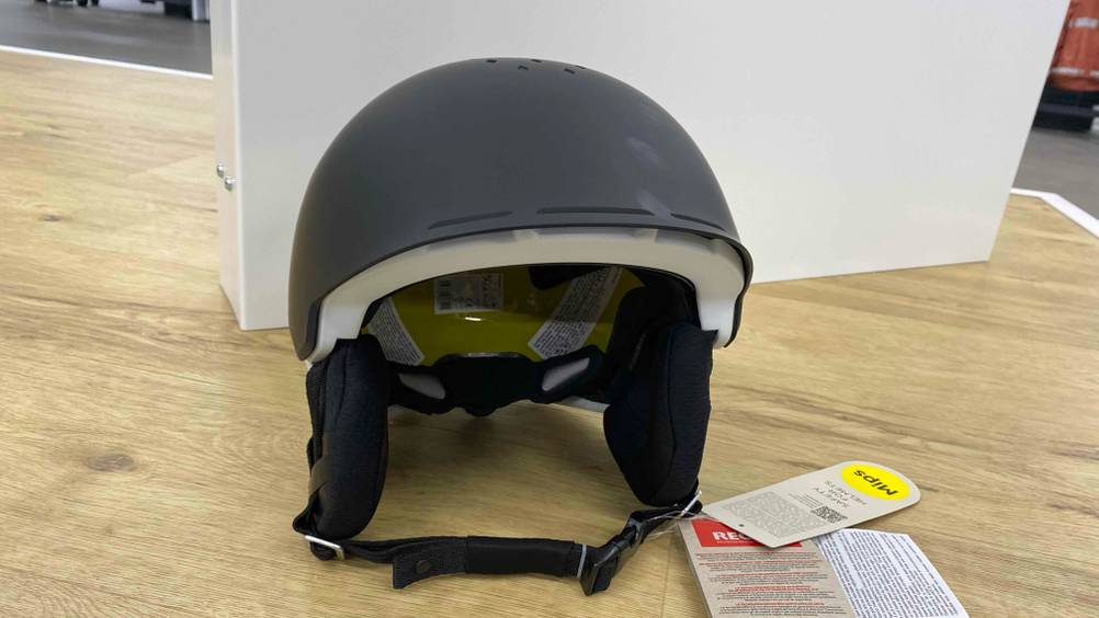 Skihelm im Test: ein Skihelm von vorn ersichtlich ist auf einem Boden patziert.