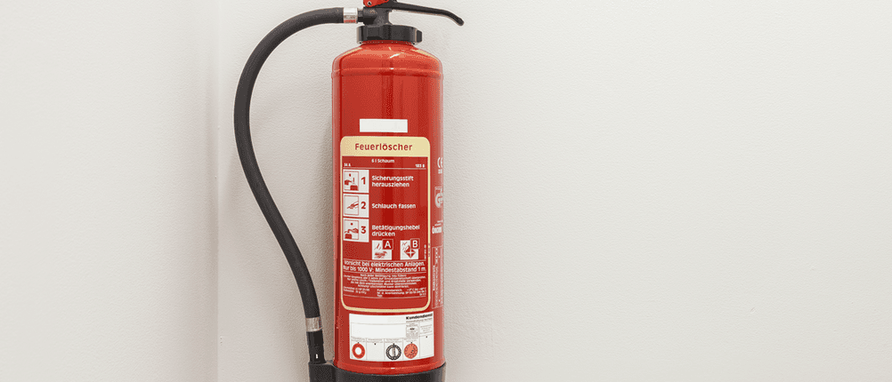 2-kg-Feuerlöscher im Test: Ein Feuerlöscher hängt an einer Wand.
