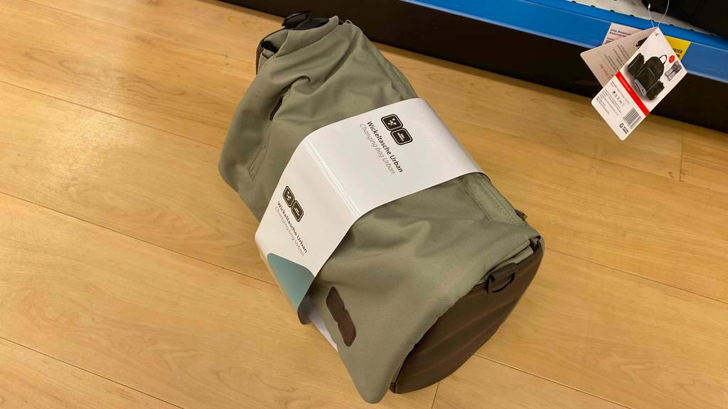 Wickeltasche getestet: Auf einer Holzfläche steht eine Wickeltasche.