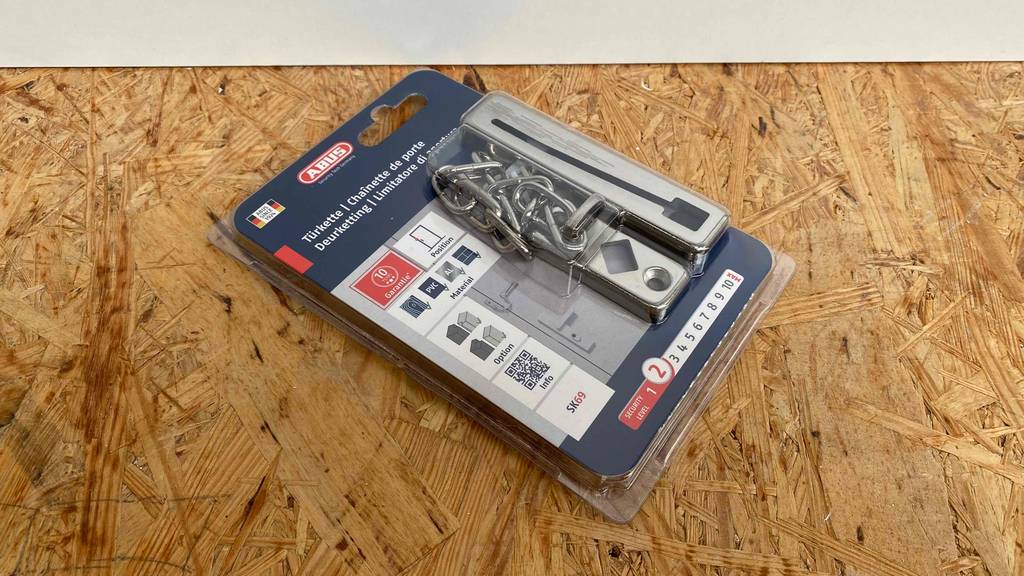 Türkette-Test: Türkette in Verpackung der Marke Abus liegend mit HInweisen zum Produkt.