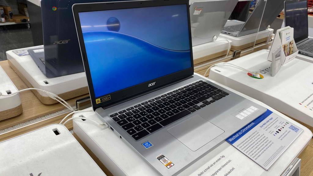 Ein getestetes Chromebook steht geöffnet auf einem Austellungsdisplay.