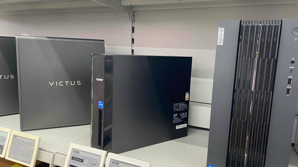 Desktop-PC-i7 getestet: mehrere Desktop-PCS in einem Regal stehend.