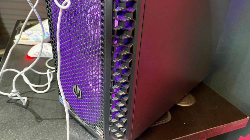 Gaming-PC im Test: Ein lila beleuchteter Computer von der Seite
