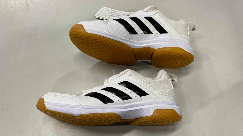Im Test: Ein Paar Handballschuhe für Damen auf der Seite liegend inklusive der Sohlen.