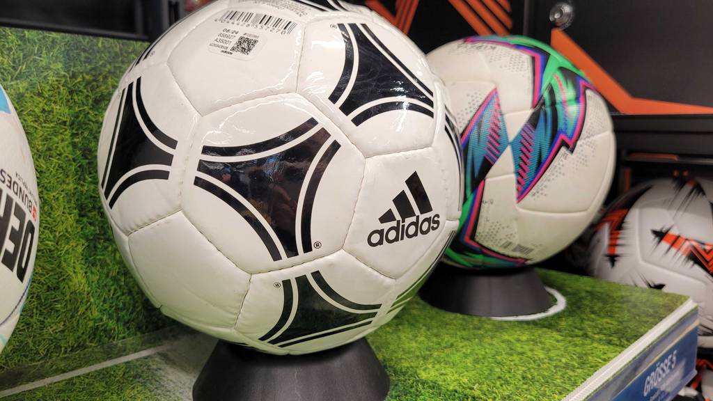Der getestete Adidas-Fußball ist neben anderen Fußbällen ausgestellt.