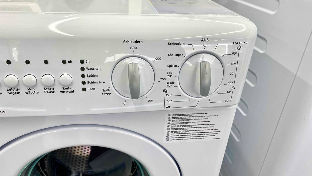 Mini-Waschmaschine getestet: Programmauswahl einer Mini-Waschmaschine im Fokus.