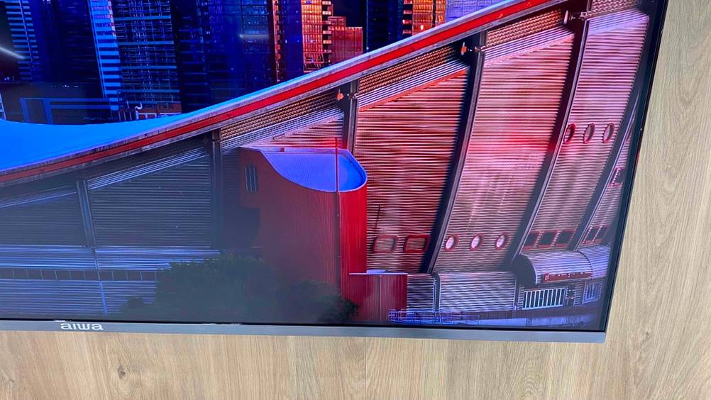 Rechte untere Ecke des Bildschirms in Nahaufnahme eines 55-Zoll-Fernsehers.