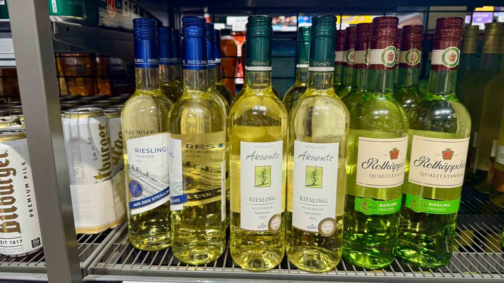 Test: Getesteter Riesling steht neben anderen Weinflaschen.