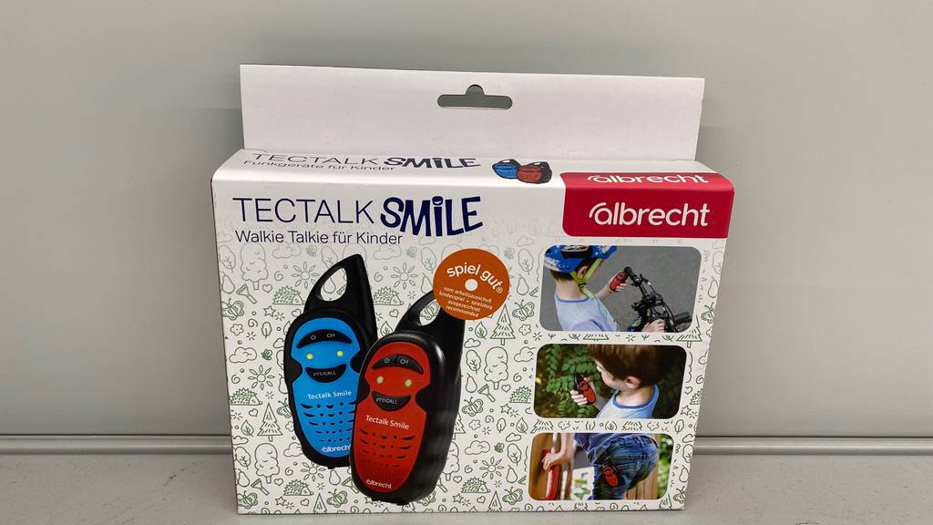 Walkie-Talkie Kinder im Test: Verpackung des Walkie-Talkies steht vor einer weißen Wand.