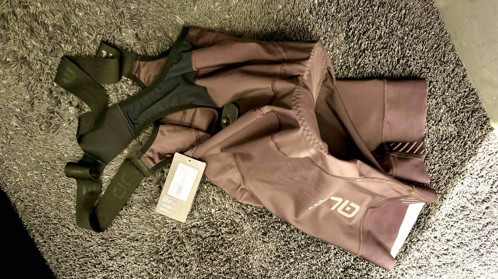 Fahrradhose Unisex Test: eine braune Fahrradhose-Unisex liegt auf einem Teppich mit Etikett darauf.