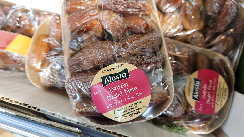 Nahaufnahme des Etiketts von getesteten getrocknete Datteln mit Infos zum Produkt.