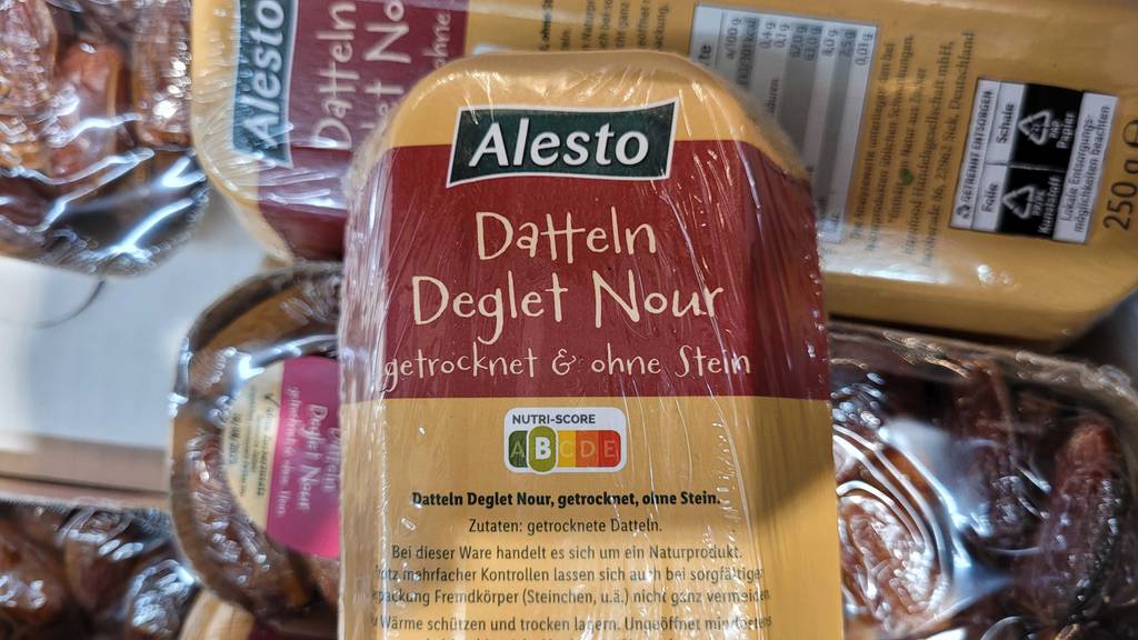 Rückseite der Verpackung der getesteten getrocknete Datteln mit Nutri-Score darauf ersichtlich.