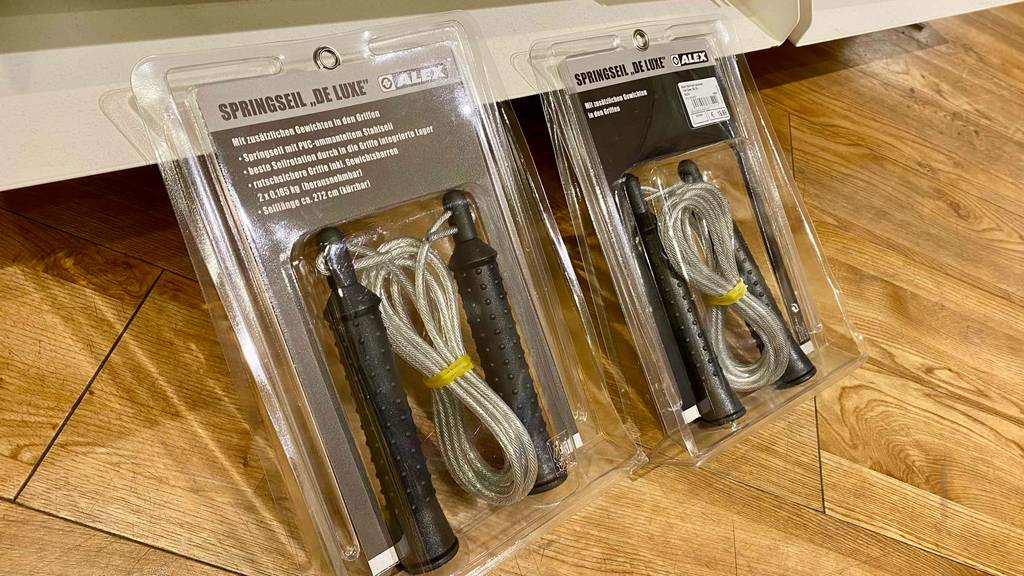 Springseil getestet: zwei original verpackte Springseile sind an einem Regal angelehnt.