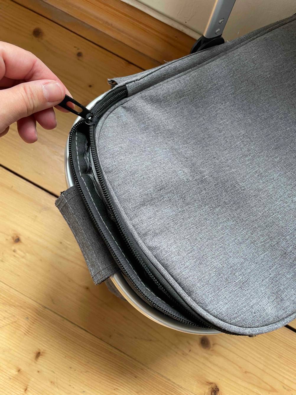 Einkaufskorb im Test: ein grauer Einkaufskorb mit geöffnetem Reißverschluss.