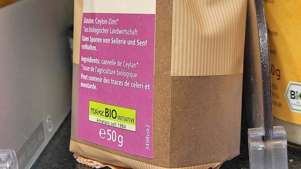Detailansicht des gemahlenen getesteten Ceylon-Zimts in der 50-g-Packung.