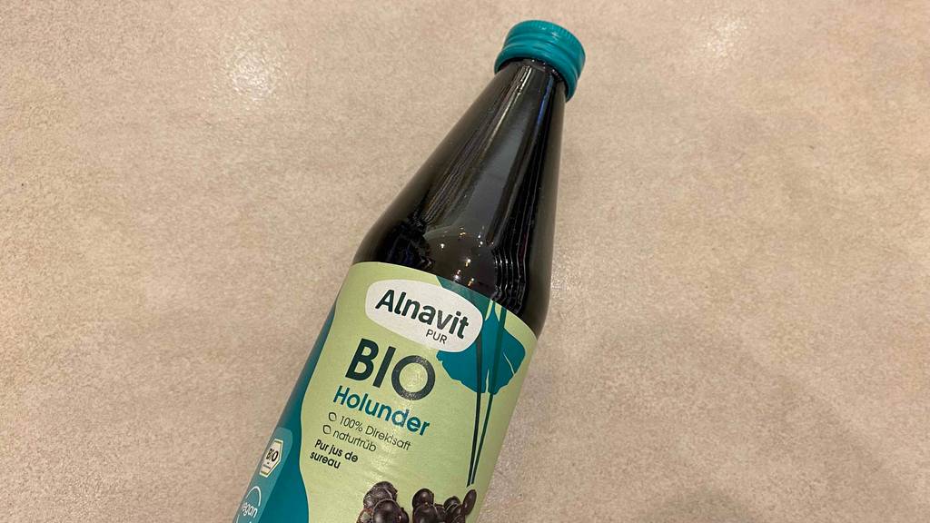 Holundersaft im Test: Oberer Teil von Holundersaft in einer getönten Flasche.