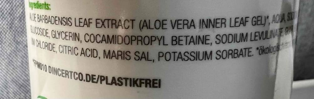 Feuchtigkeitsshampoo im Test: Liste von Inhaltsstoffen auf der Flasche eines Feuchtigkeitsshampoos.
