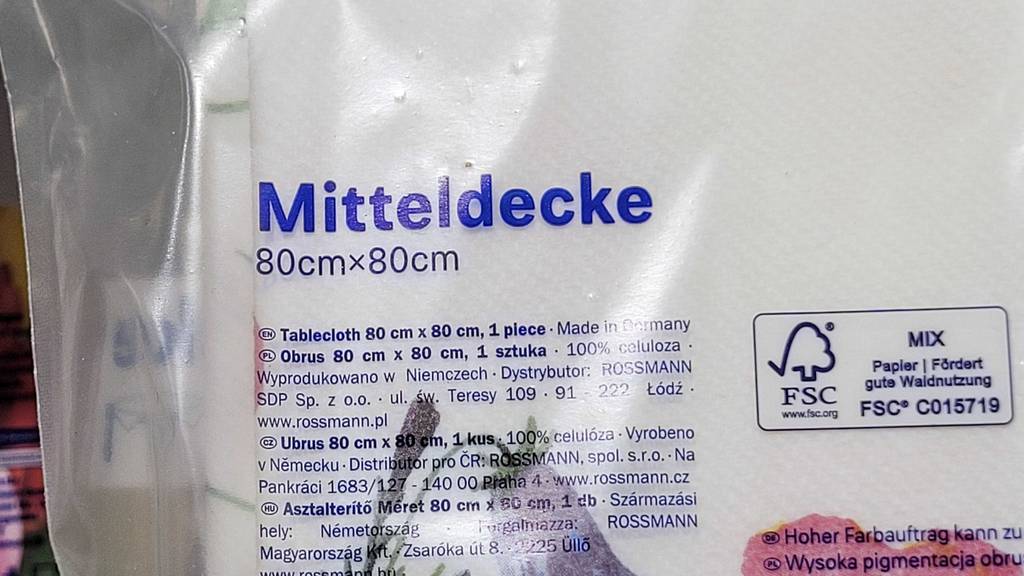 Die Rückseite der Verpackugn der getesteten Papiertischdecke im Fokus mit einem FSC Zertifikat.