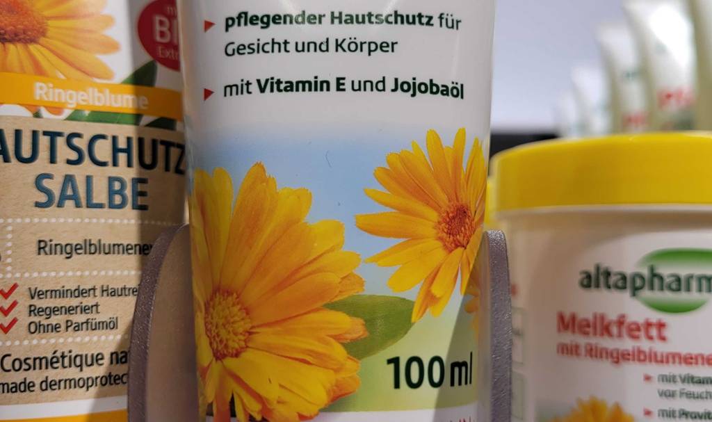 Ringelblumensalbe getestet: unterer Teil von Tube einer Ringelblumensalbe mit 100 ml Inhalt.