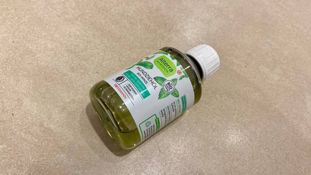 Mundziehöl-Test: Mundziehöl von Aterra mit Bio-Minze liegt auf einem Boden.