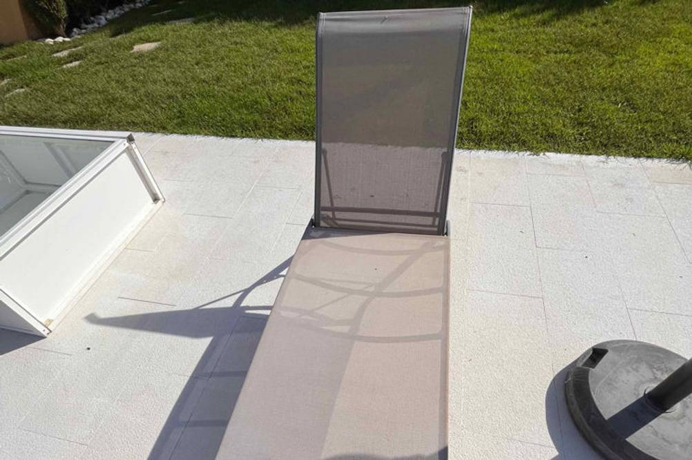 Eine getestete Aluminium-Sonnenliege von vorne im Garten.