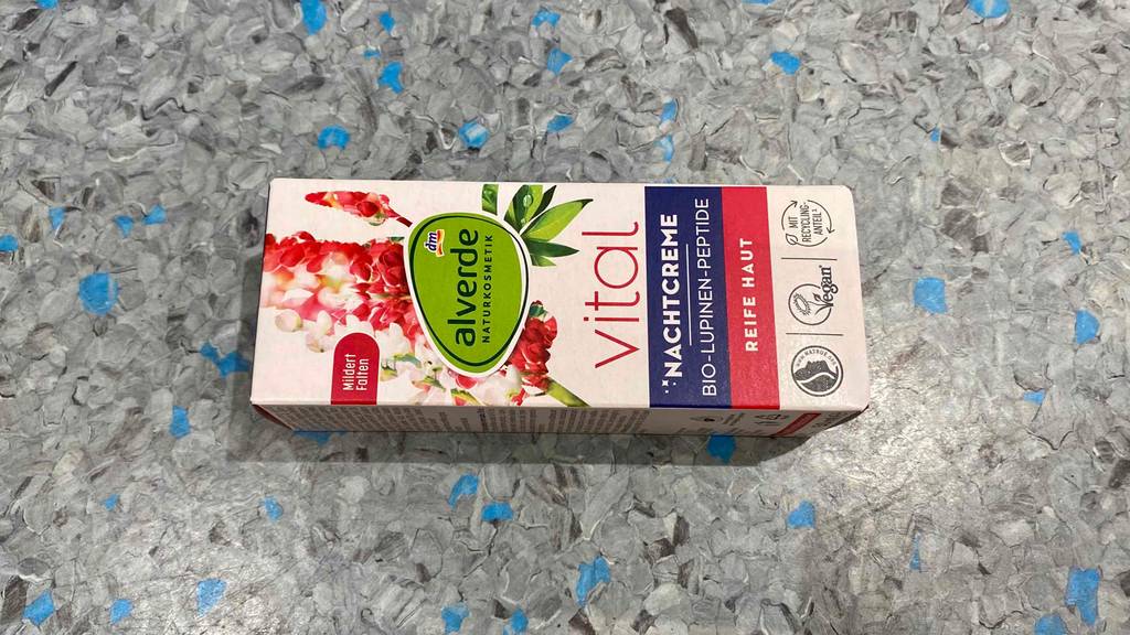Nachtcreme getestet: Cerpackung auf einer marmorierten Fläche liegend der Marke Alverde.