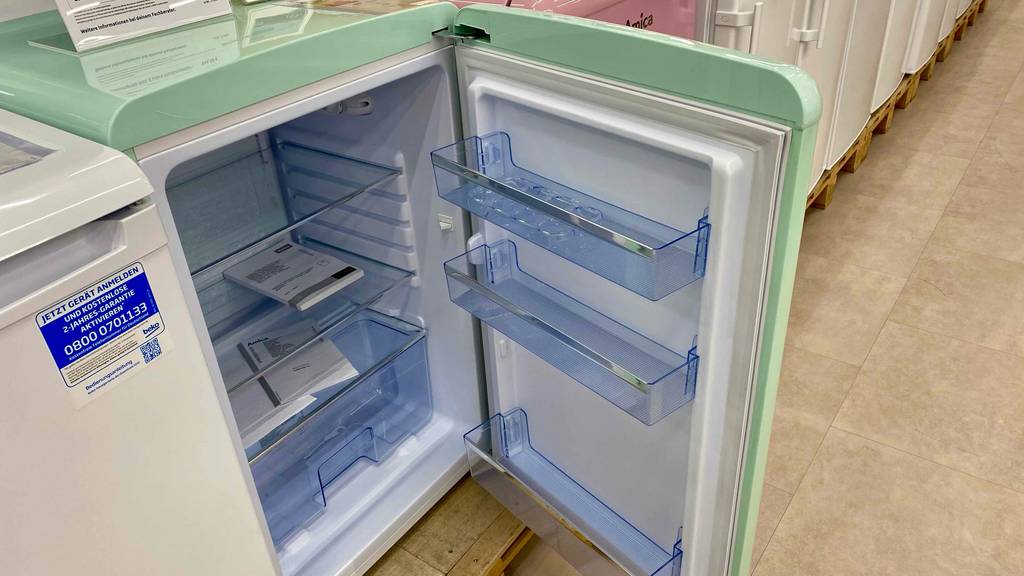 Retro-Kühlschrank getestet: ein geöffneter Retro-Kühlschrank.