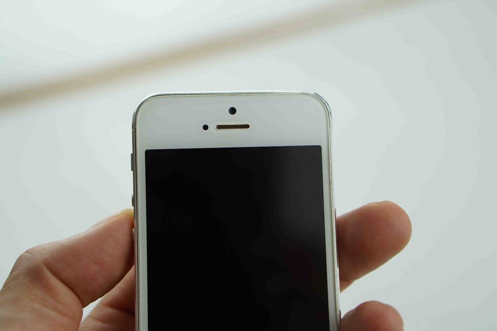Smartphone-bis-200-euro-Test: ein Smartphone wird in der Hand gehalten mit Blick auf die Kamera.