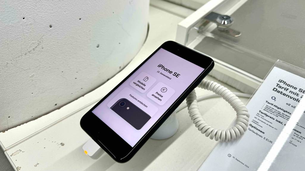 Test: das 5-Zoll-Smartphone wird in einem Geschäft ausgestellt.