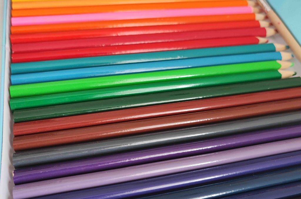 Die getesteten Aquarellstifte liegen farblich sortiert in einer Box.