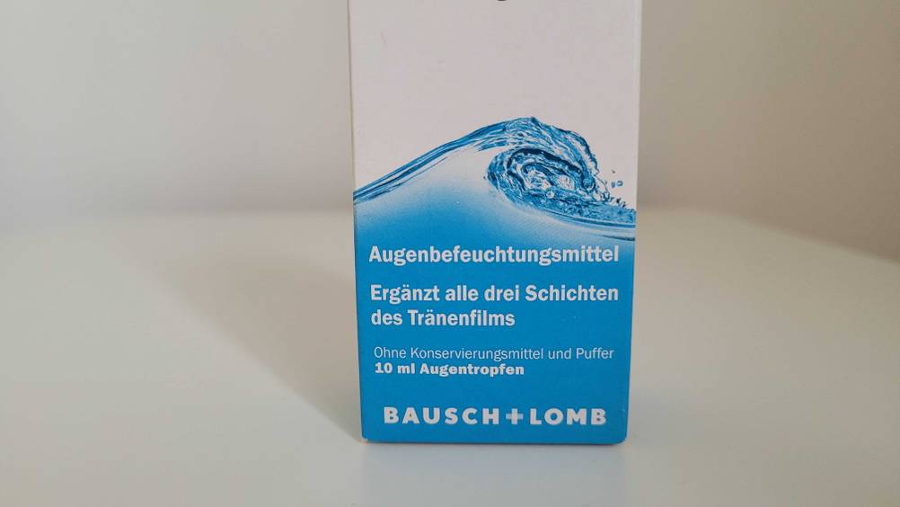 Nahaufnahme Logo und Informationen auf einer Packung Allergie-Augentropfen.