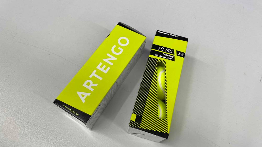 Tennisbälle im Test: eine zwei Packungen Tennisbälle auf einem Boden liegend.