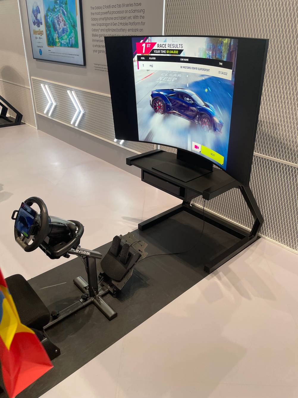 PC-Lenkrad im Test: Ein Spielaufbau mit Bildschirm, PC-Lenkrad und Sessel von de Seite