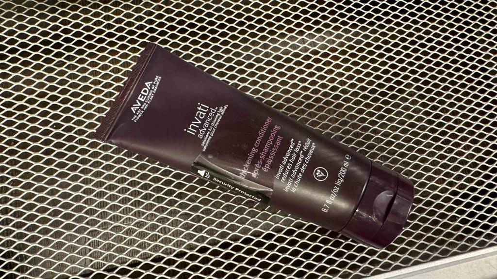 Test: Ein Conditioner für Männer liegt auf einem Gitter.