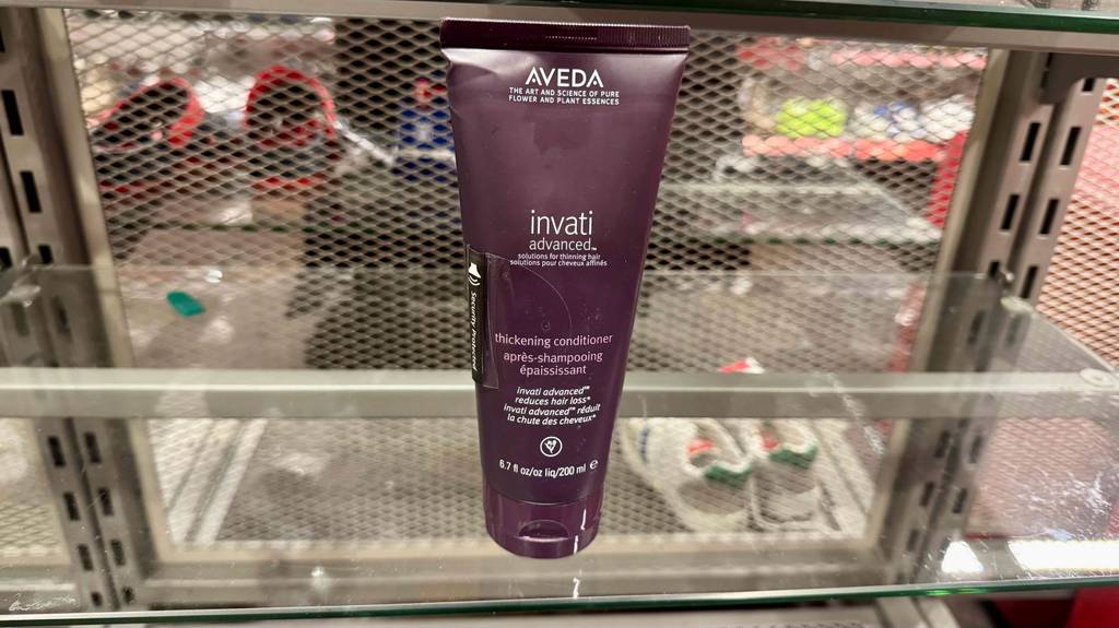 Der getestete Conditioner für Männer steht in einem leeren Regal.