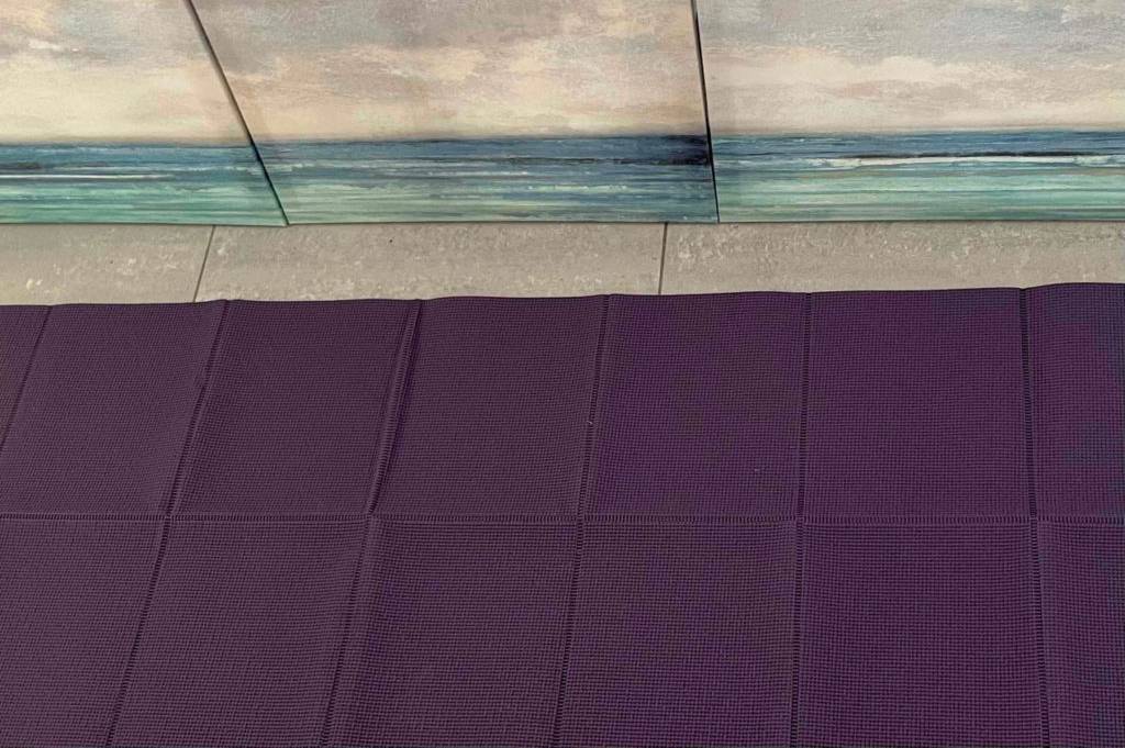 Reise-Yogamatte getestet: Nahaufnahme Rand der Matte auf Fließenboden